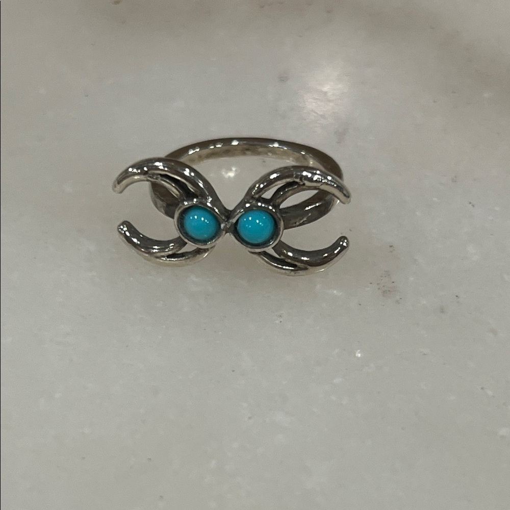 Chic Silver Ring with Turquoise Accents